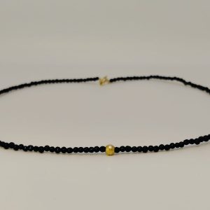 Colier minimalist cu mărgele negre și detaliu auriu - imagine 1