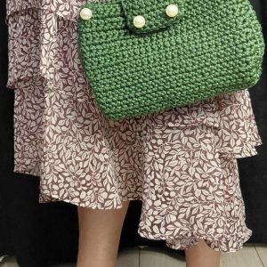 Geantă croșetată manual verde cu mărgele decorative - imagine 2