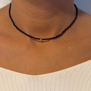 Colier minimalist cu mărgele negre și detaliu auriu - imagine 2